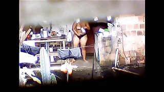 Неймовірна блондинка порається в дупу з прно відео негром у Вудмана.